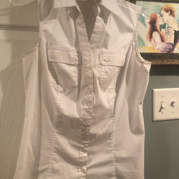 Sleeveless white button up blouse🥑🥑🥑 - Picture 3 of 5